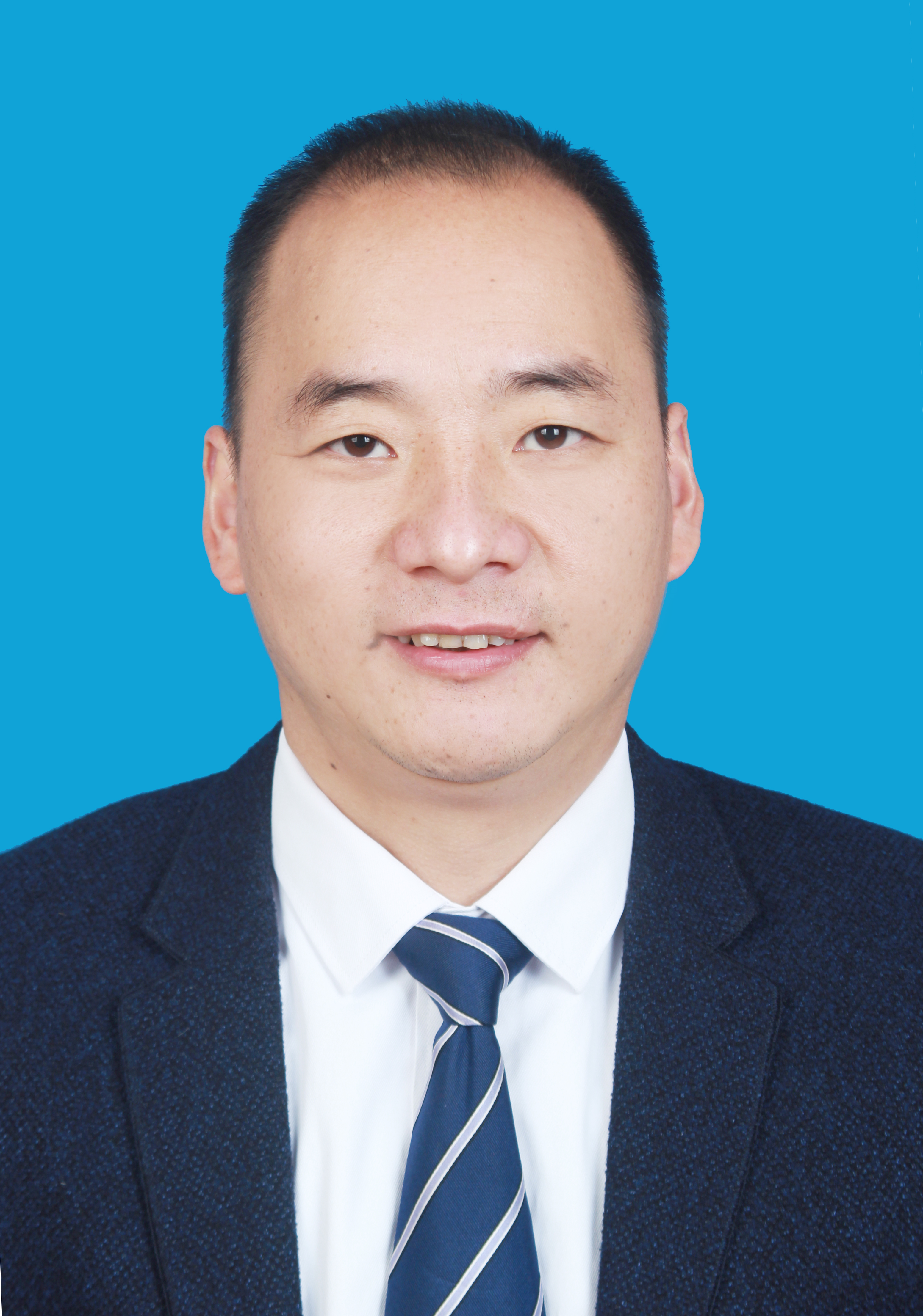 县政府党组书记、县长罗义春